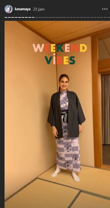 Luna Maya tampak mengenakan pakaian khas Jepang, Kimono