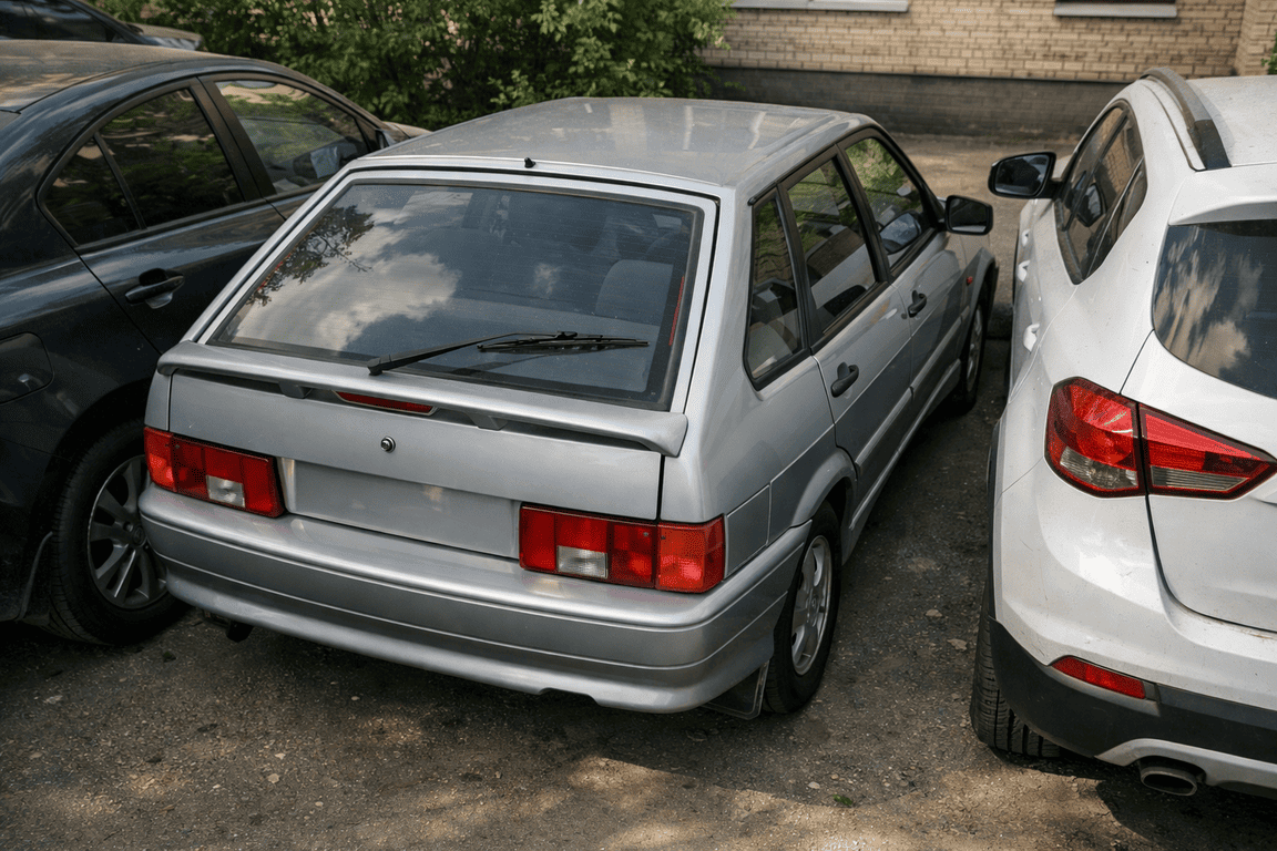 ВАЗ 2114 на тесной парковке между машинами