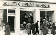 Konec_leta_1962_je_podjetje_Elektrotehna_iz_Ljubljane_odprlo_novo_prodajalno_v_Novem_mestu