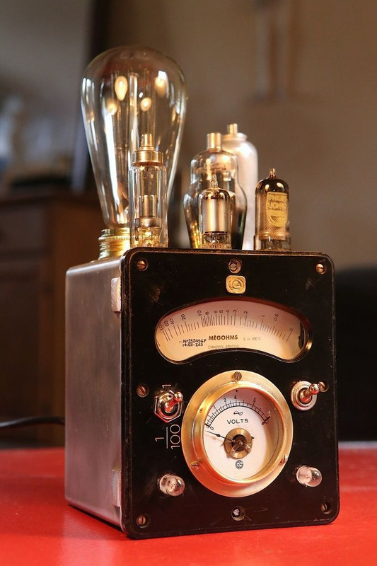 Cr-ation-unique-lampe-esprit-scientifiqu