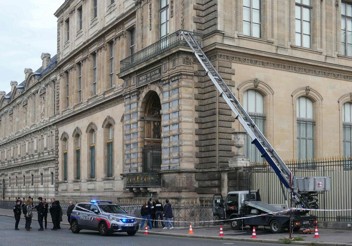 Robo de película en el Louvre: Cómo se llevaron ocho joyas imperiales sin dejar rastro, con una escalera elevadora y solamente 7 minutos
