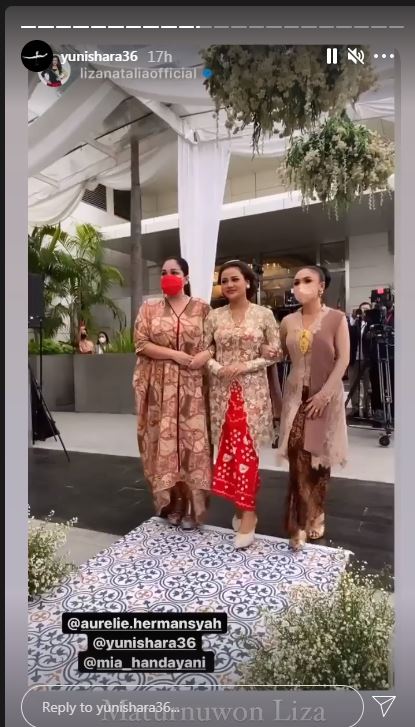 Yuni Shara di acara siraman Aurel Hermansyah