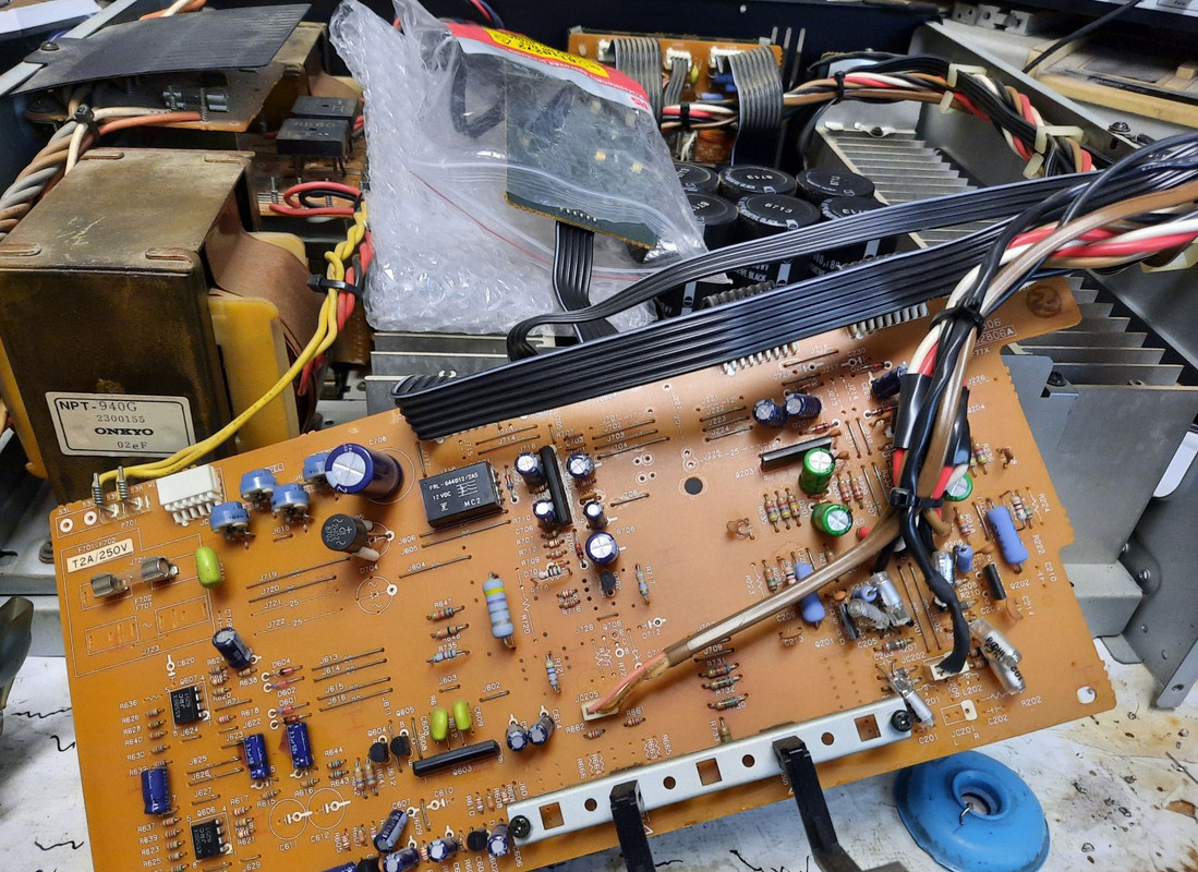 [Bild: Main-Amplifier-PCBoard-mit-Q701.jpg]