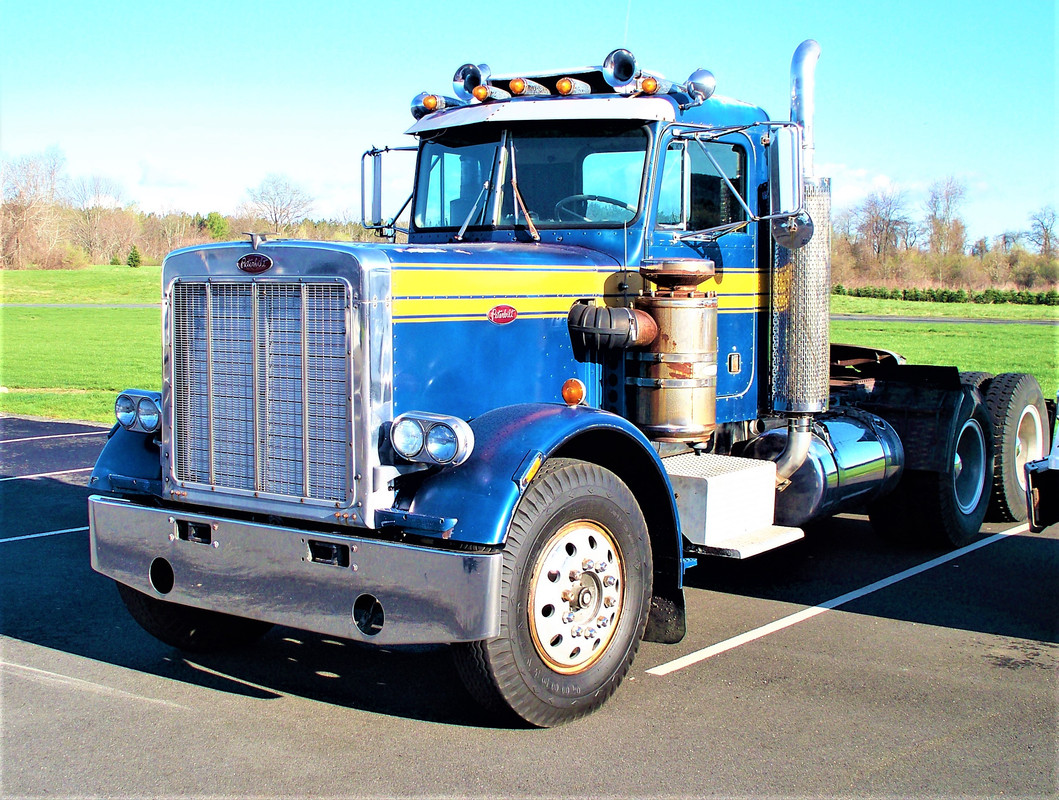 Peterbilt 359 tractor (3)