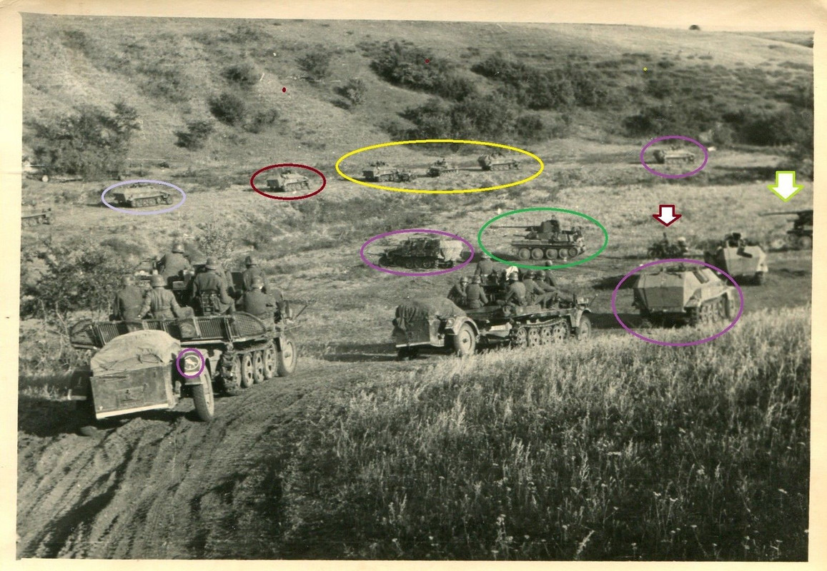 2 WK Foto Aufmarsch von Marder Panzer PzSpähwage