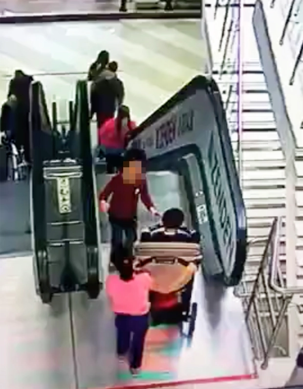 Terekam CCTV, bocah berkaus pink dorong kereta bayi lewat eskalator