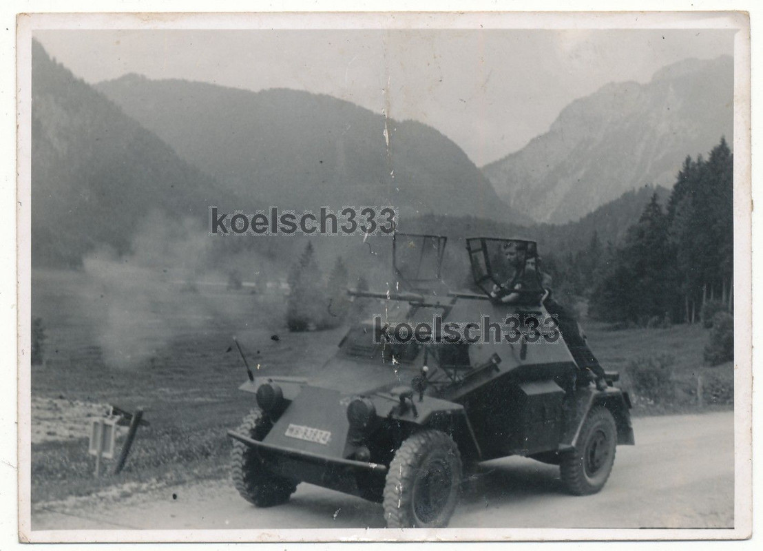 Foto Panzerspähwagen 4 Rad Panzer beim schiessen