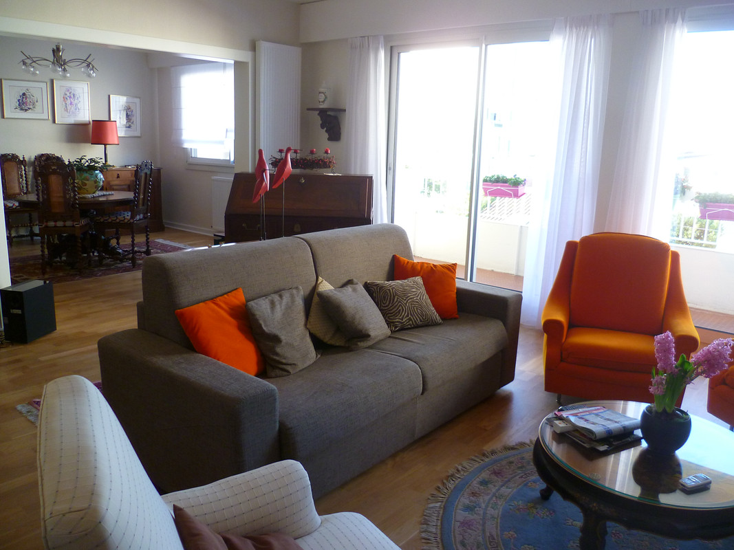 Canapé rénové de tapissier décorateur