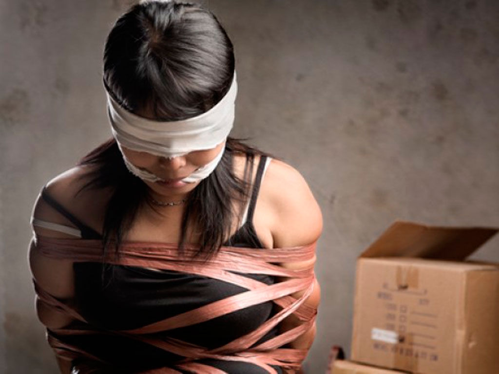 Madre e hija pasaron años secuestradas por un hombre que conoció en Facebook