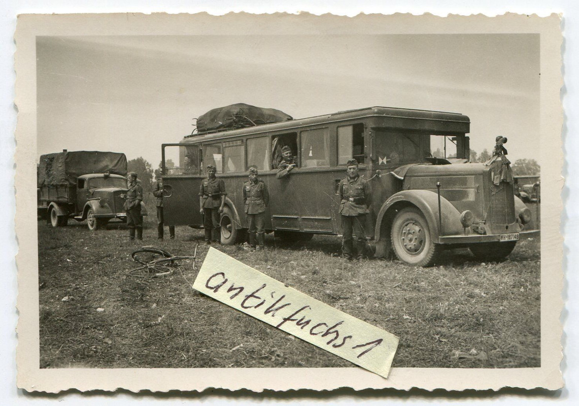 Deutscher Riesen Militär-Bus  Omnibus an der Fro