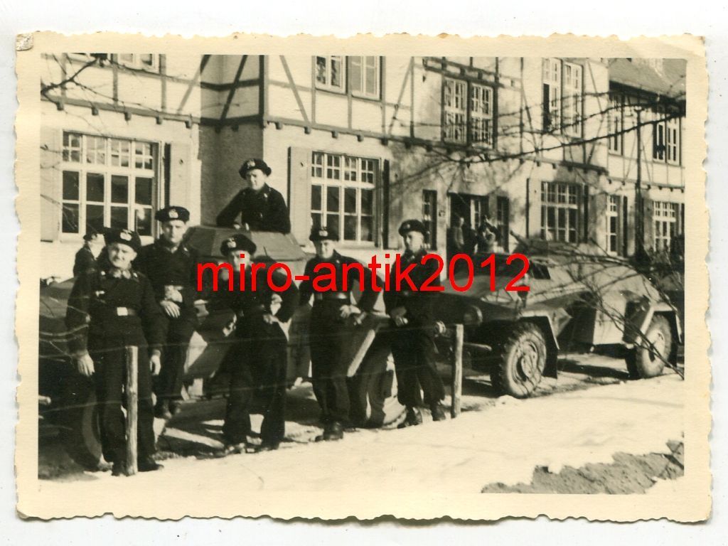 Foto, Panzermänner vor ihren Panzerspähwagen, Gr