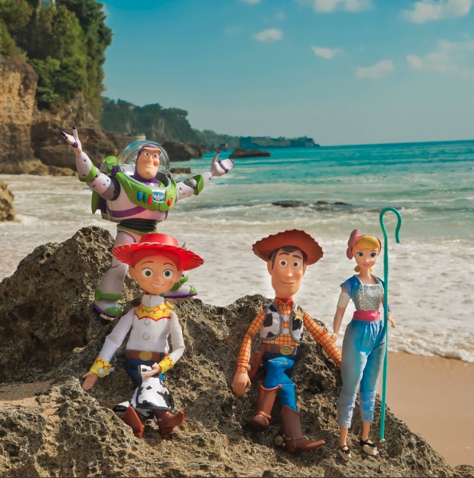 Woody bersama dengan Jessie, Buzz Lightyear dan Bo Peep tampak berkunjung ke salah satu pantai di Bali.