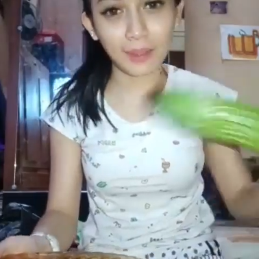 https://i.postimg.cc/2jFjvq09/gadis-cantik-makan-pare.png