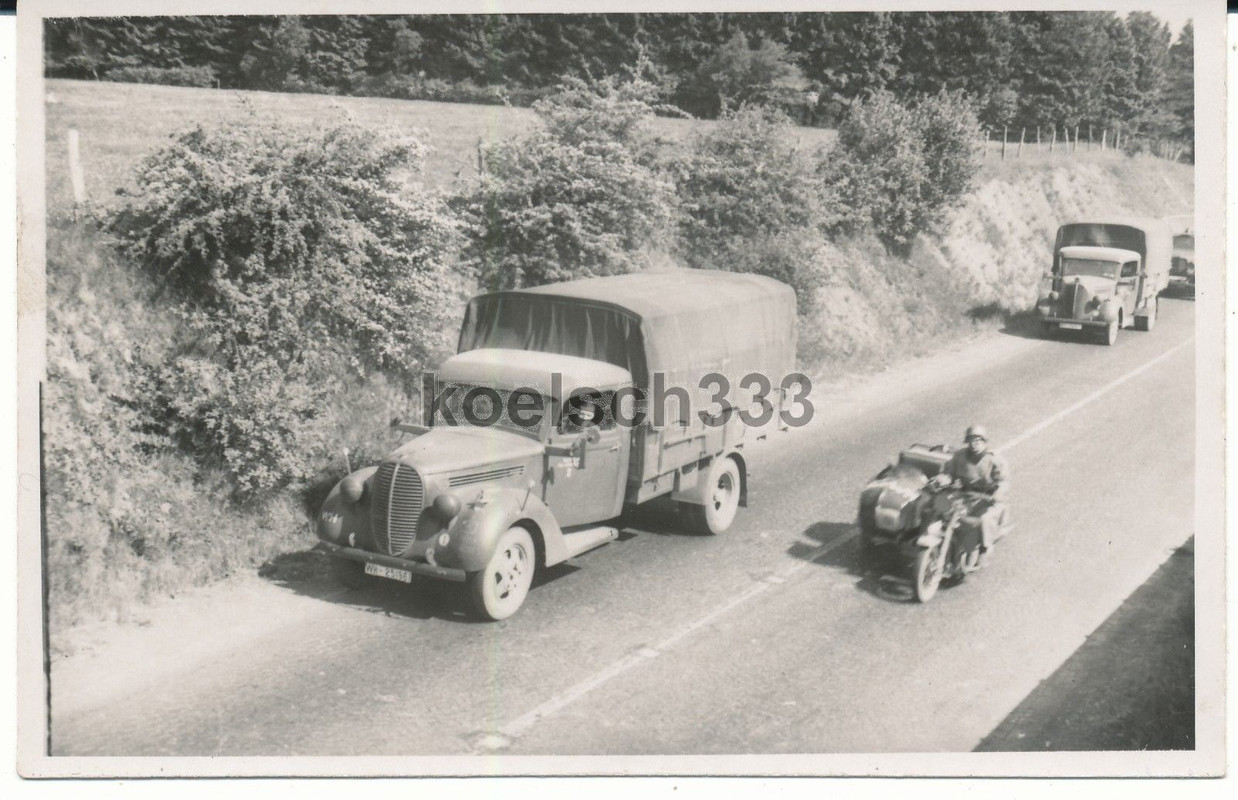 Foto Ford V 8 LKW Kolonne französisches Gnome et