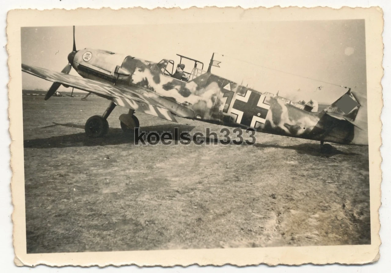 Foto Messerschmitt Bf 109 Flugzeug mit Tarnung und Wappen 2 Erg Gr JG 27