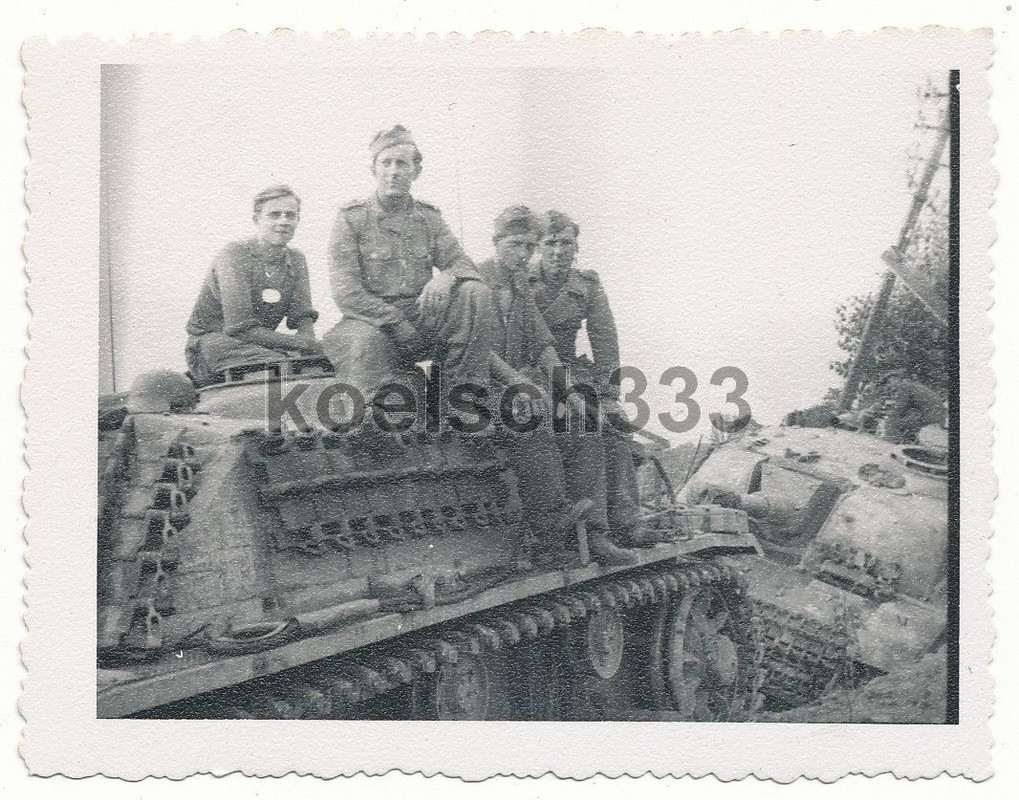Foto Sturmgeschütz Brigade 322 Panzermänner auf 