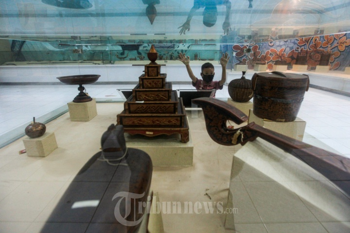 Seorang pengunjung sedang melihat koleksi sejarah di Museum Balaputra Dewa, Palembang, Selasa (27/10/2020).