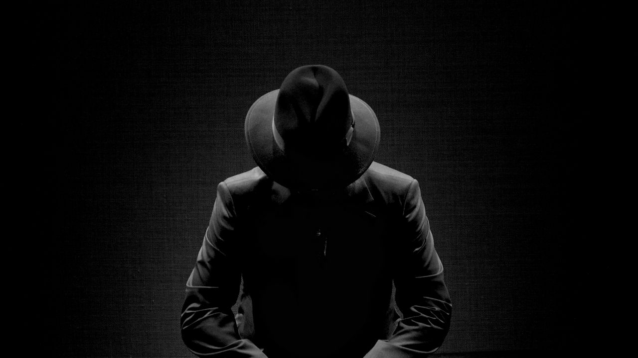 man_hat_posture_1013922_1280x720