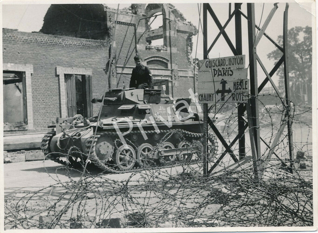 Foto WKII Wehrmacht Soldat Panzer char tank бак Frankreich Straßenkreuzung K1.31