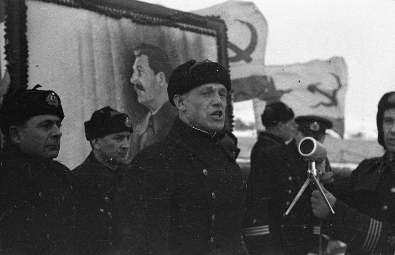 Герой Советстского Союза В.Г. Стариков произносит речь на митинге после вручения ему высокой награды