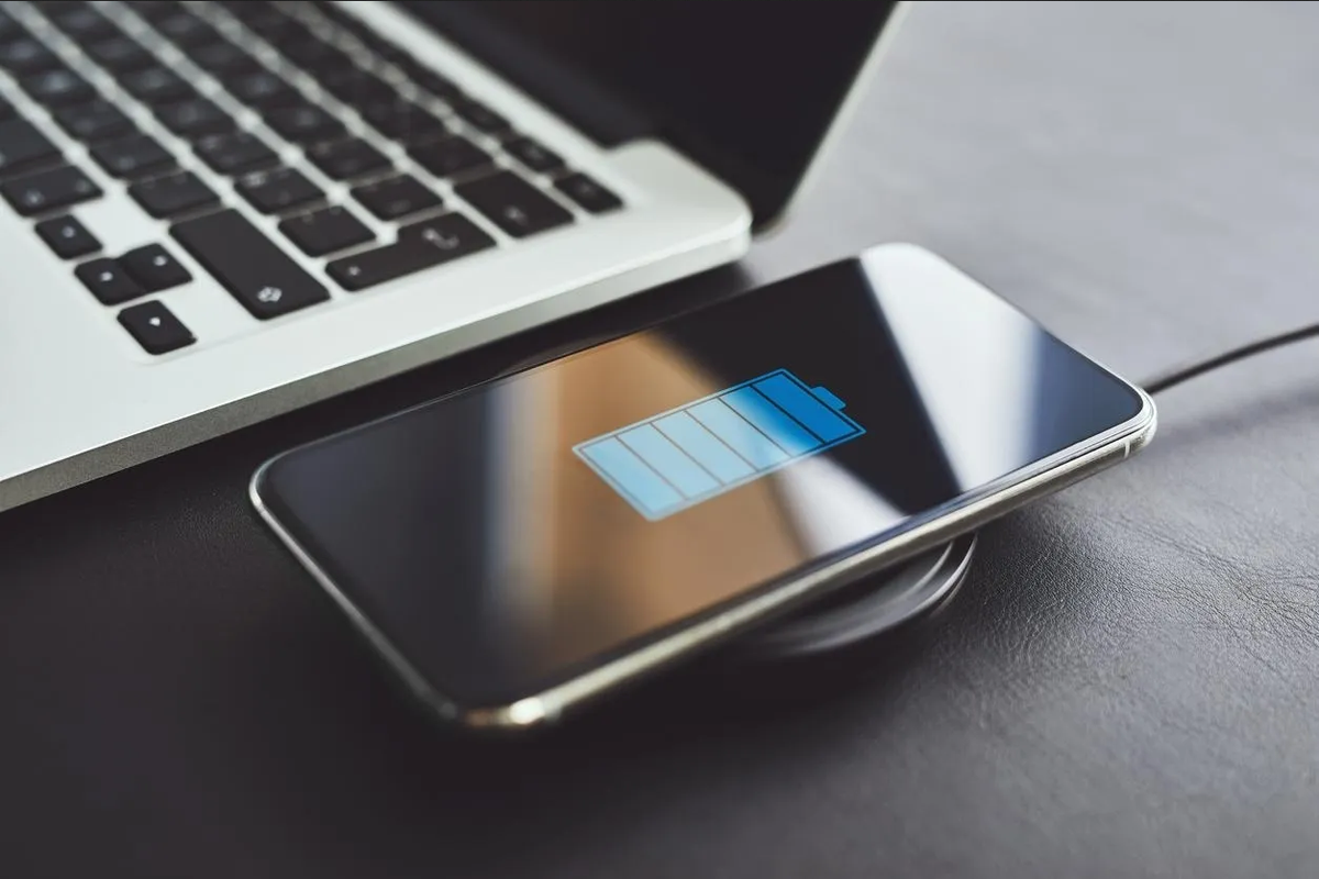 ¿Cuáles son los hábitos más comunes que dañan la batería de tu celular?