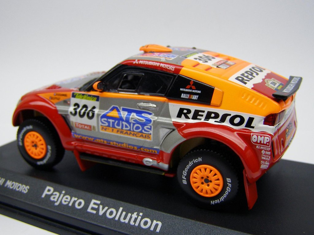Mitsubishi Pajero Dakar 2005 Peterhansel (3)