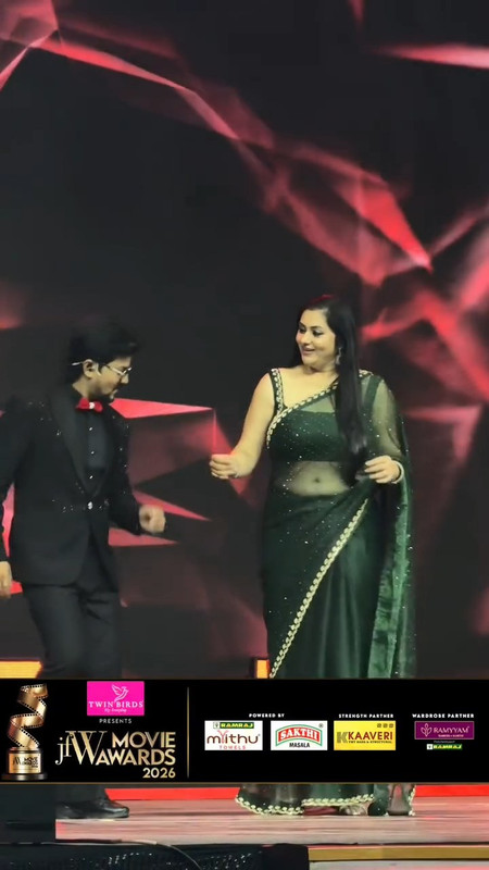 namitha lastest navel and boos in green saree mp4 snapshot 00 20 900