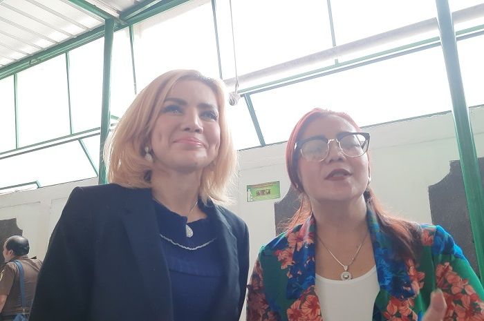 Barbie Kumalasari dan ibunda Kriss Hatta