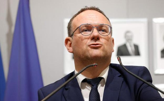 Ministro francés se niega a retirarse tras acusaciones de violación