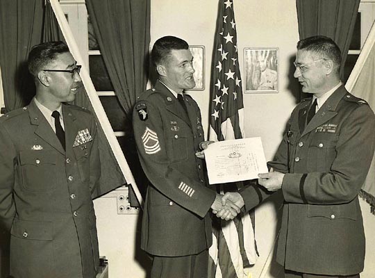 El Coronel Fred C. Prebil entrega el certificado de Paracaidista Experto de la China Nacionalista al Sargento Blithe