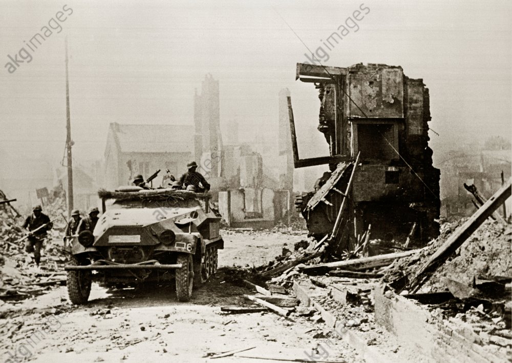 Kämpfe um Breteuil Wehrmachtssoldaten rücken, im Schutz eines Panzerkampfwagens,