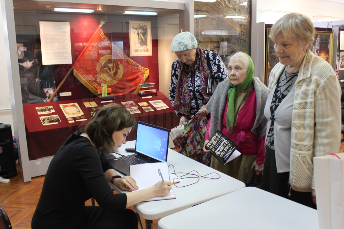 Е.В. Соловьева раздает автографы