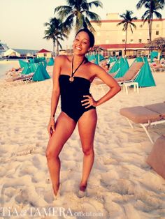 Met slank lichaam en Donkerbruin haartype zonder BH(cup) 34B op het strand in bikini
