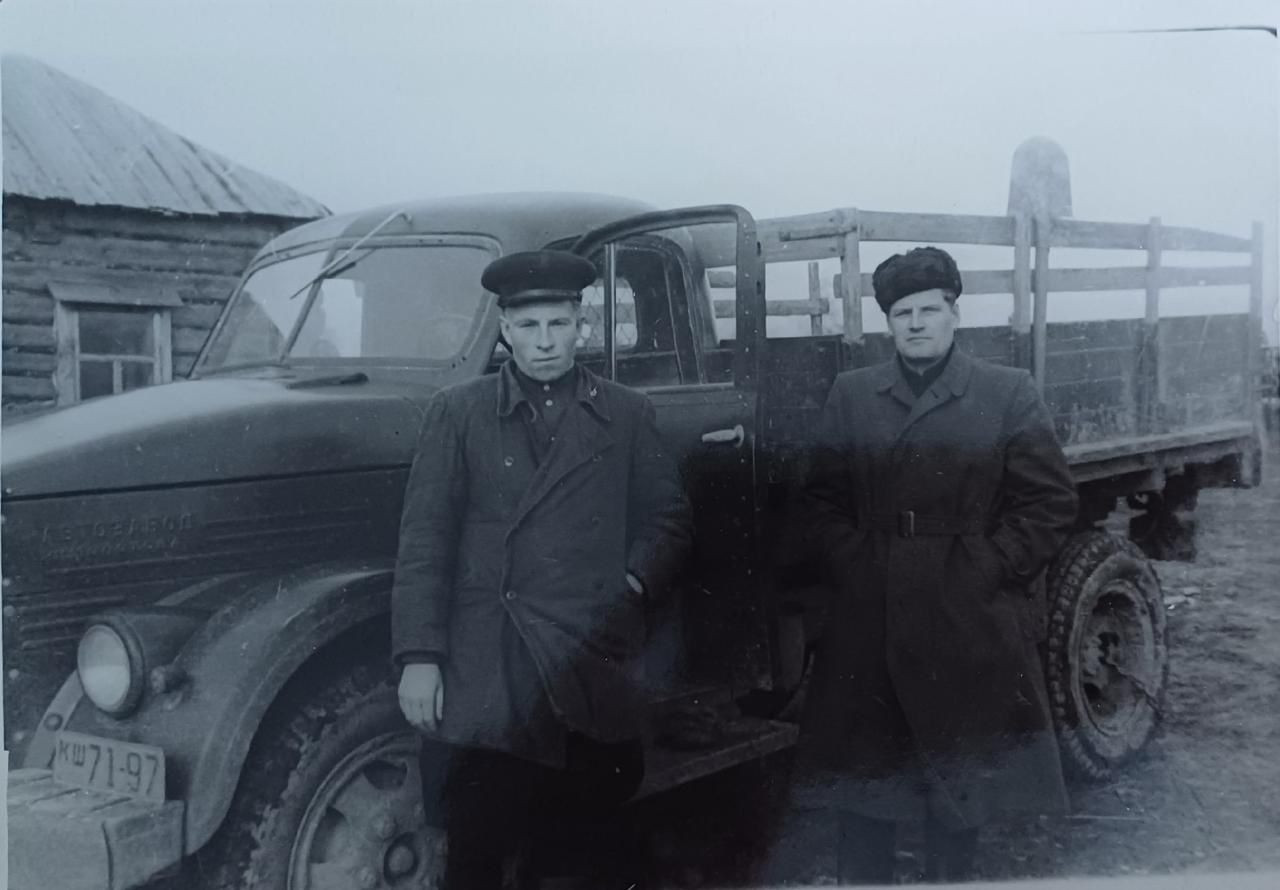 Колхоз «Путь Ильича» Товалдырского колхоза. Председатель колхоза тов. Минин со своим товарищем и колхозной автомашиной. 1954 год