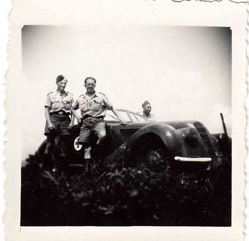 Soldaten in Südfrontuniform & Rot KreuZ PKW