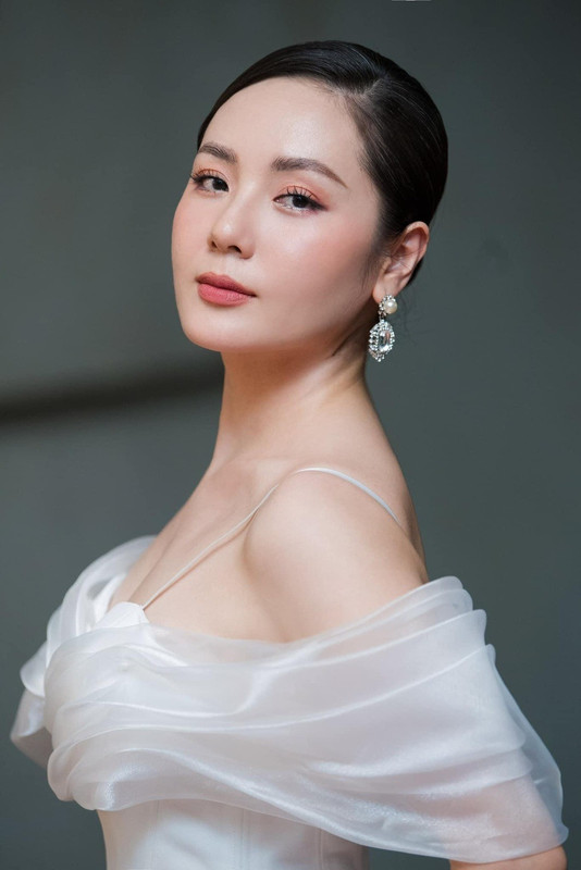 phuong linh gay tranh cai vi qua sach se an thia dua rieng khong nam goi khach san 85a52fa4dda245f59