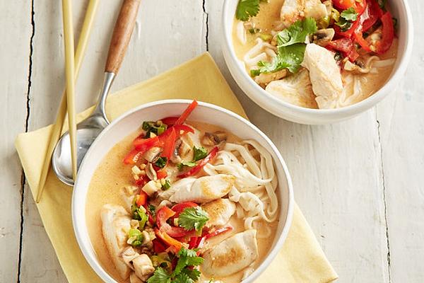 Pikante Thai Suppe mit Kokos und Hühnchen Pikante Thai Suppe mit Kokos und Hühnchen