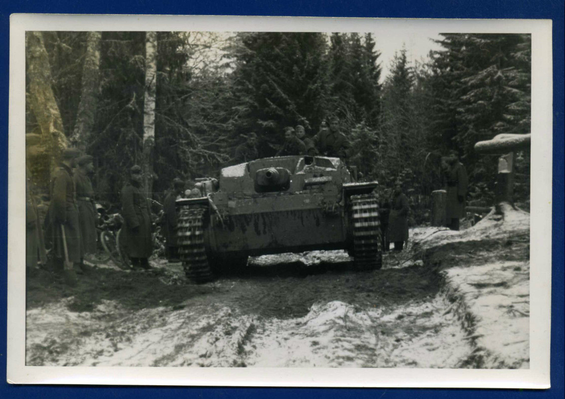 Sturmgeschütz StuG III Sd.Kfz. 142 beim Vormarsc