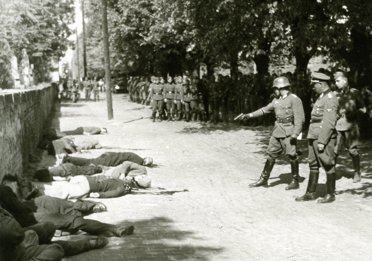 Tropas alemanas de la Wehrmacht ejecutando civiles en Pancevo, 22 de abril de 1941