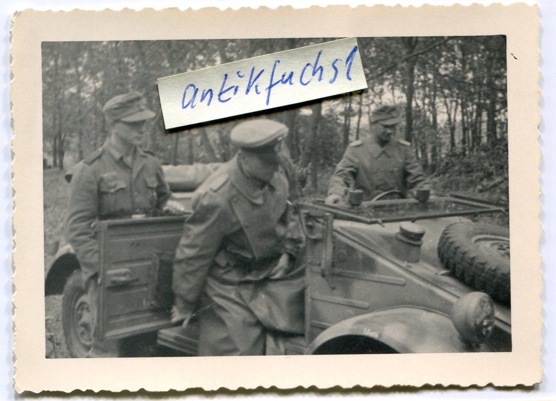 VW-Kübelwagen mit Tarnanstrich und General an der Front 1944