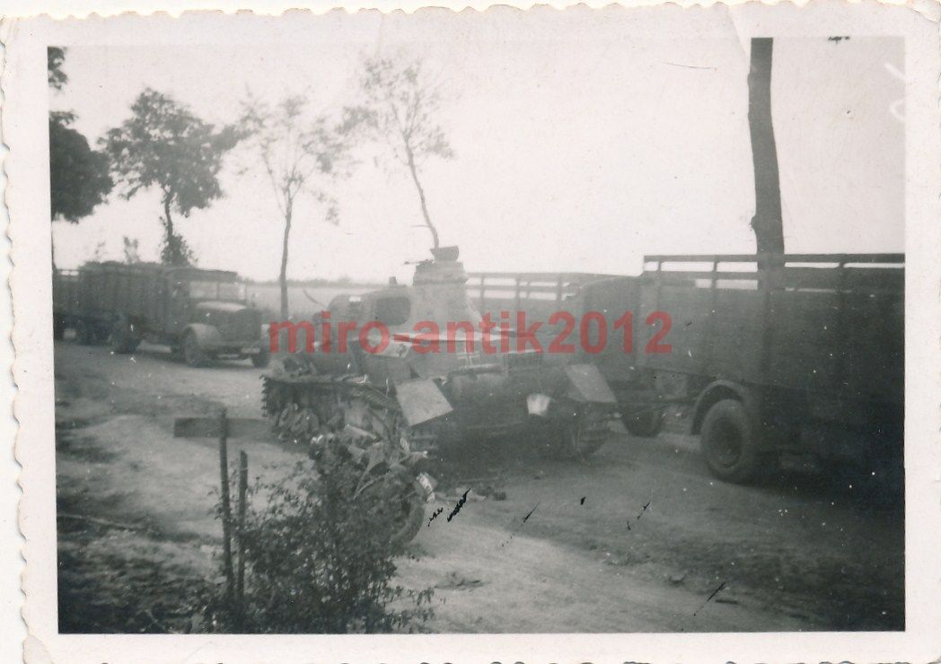 Foto, Blick auf einen zerstörten deutschen Panze
