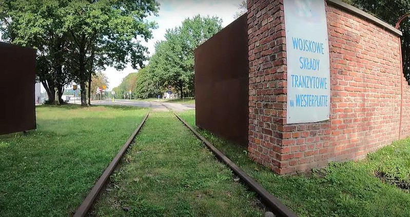 Entrada original al recinto militar de Westerplatte, con la vía férrea que se adentraba en este lugar