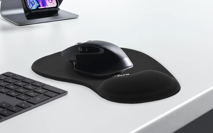 Mouse Pad Xtech Gel Black en un escritorio.