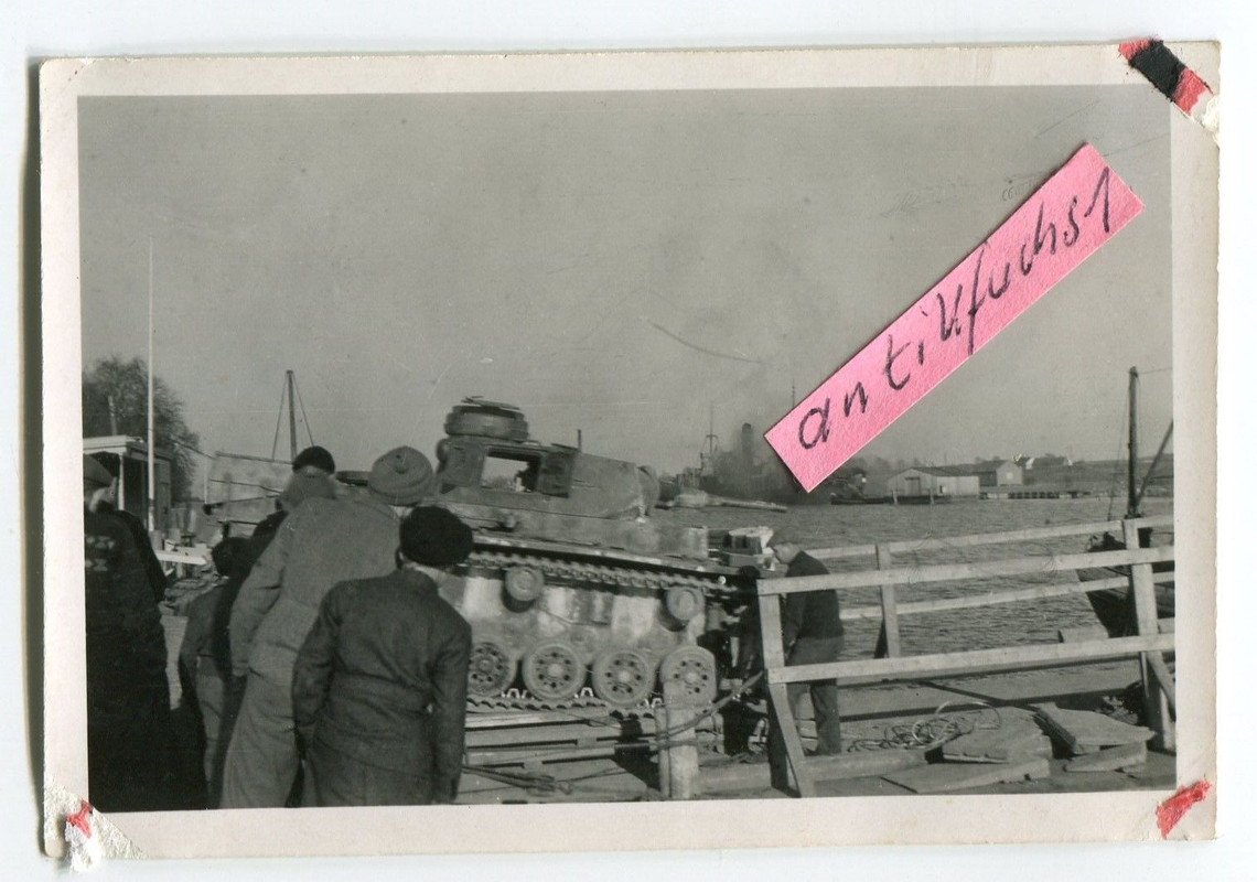 Deut. Panzer fährt auf Fähre bei Oslo in Norwege