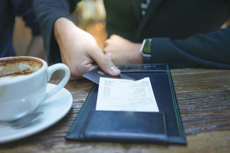 scappano dal ristorante senza pagare il conto