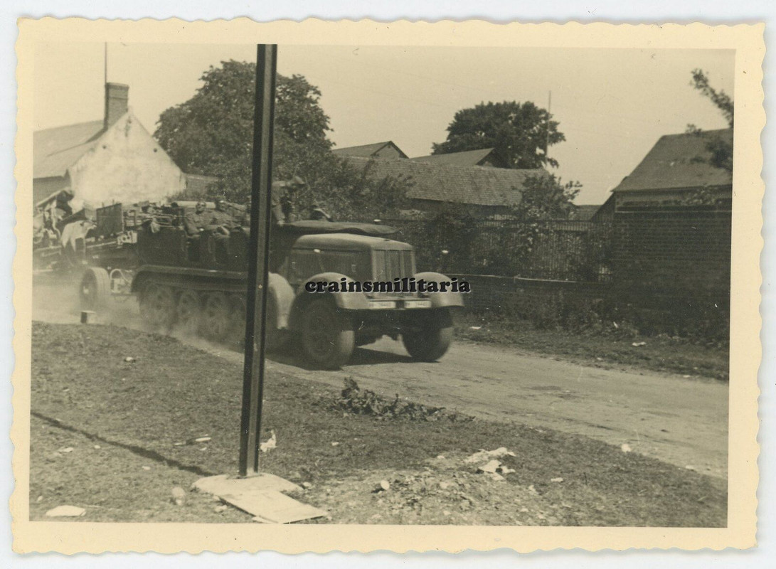 Orig. Foto Vormarsch Halbkette SdKfz mit Artillerie Geschütz in Frankreich 1940