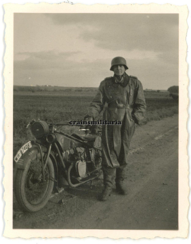 Orig. Foto Kradmelder mit Motorrad Mantel in VEJLE Dänemark 1943 .