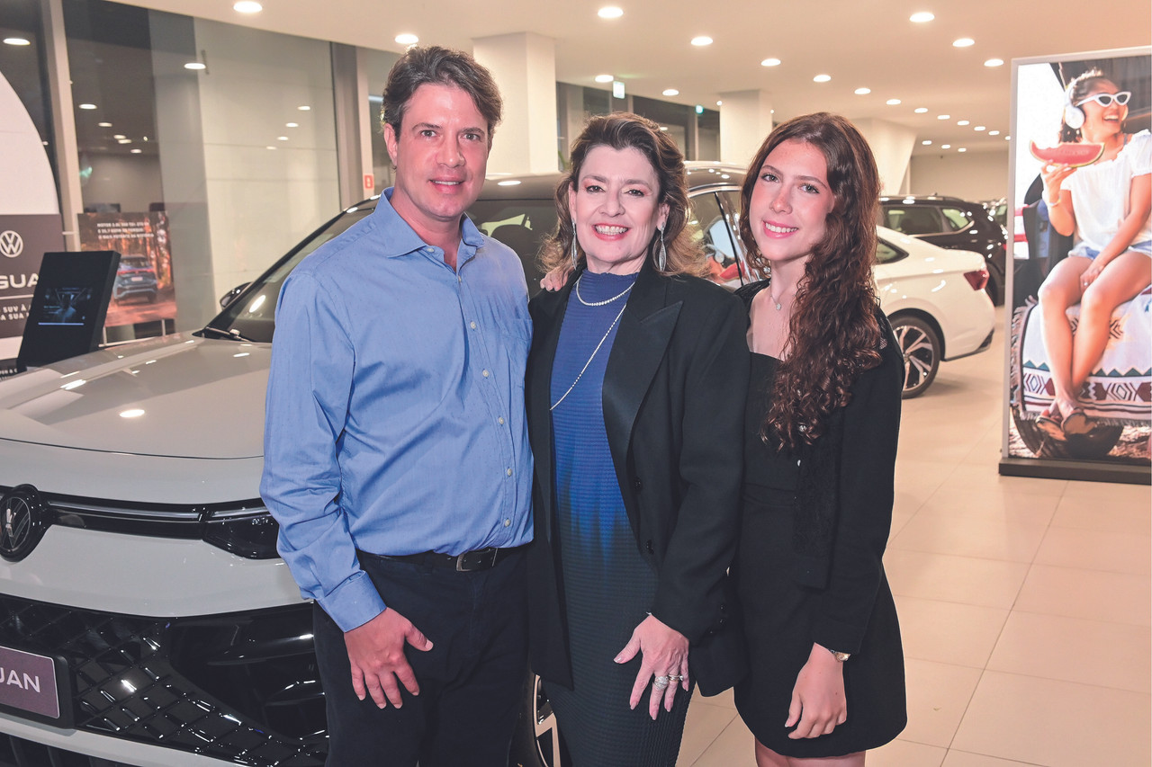 Christiano Canedo Filho, Juliana e Christiana Braz Canedo em noite de lançamento automotivo