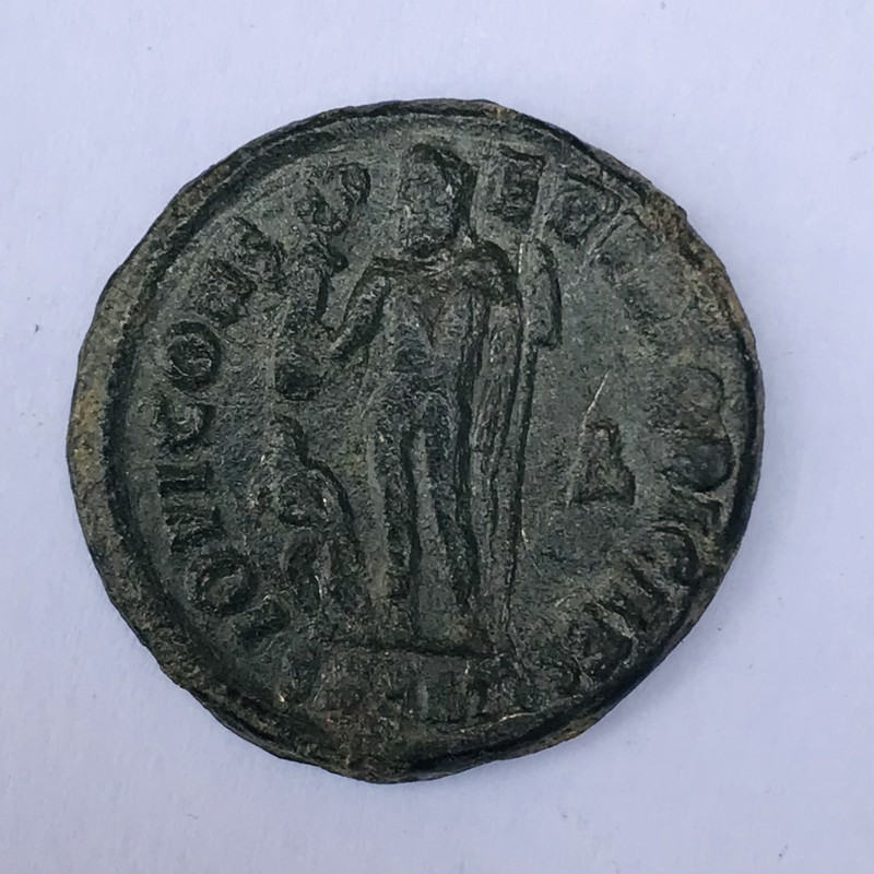 Nummus de Licinio II. IOVI CONSERVATORI CAESS. Júpiter nicéforo con cautivo. Antioquía 2-EF2-B589-9-EA0-4-ECE-99-A3-3-CC478-EE8-DD1