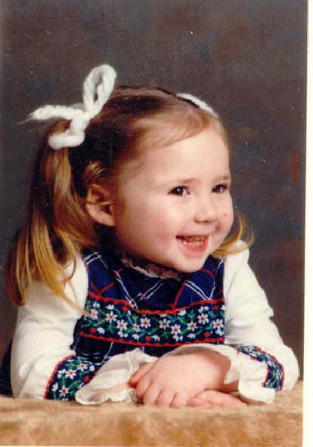 1984-000-Hannah-Beth-Isbell-formal-foto-Navy-jumper-big-smile.jpg
